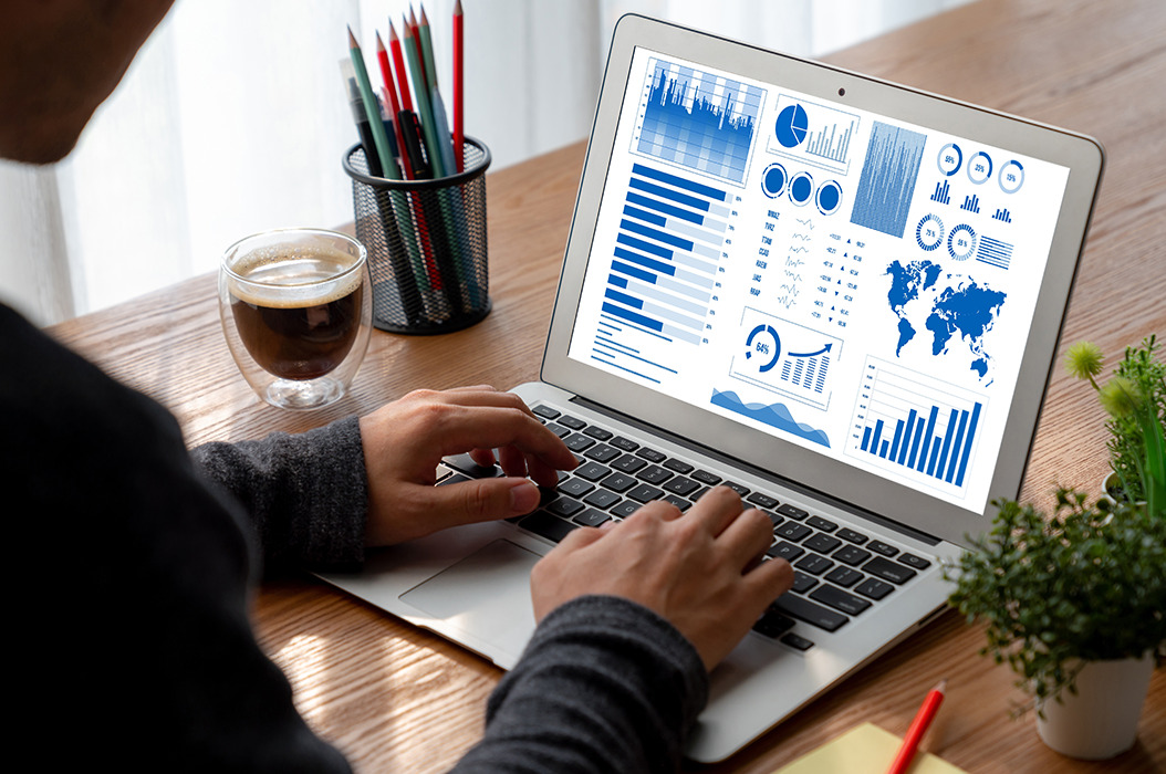Pessoa fazendo uma análise em Power BI
